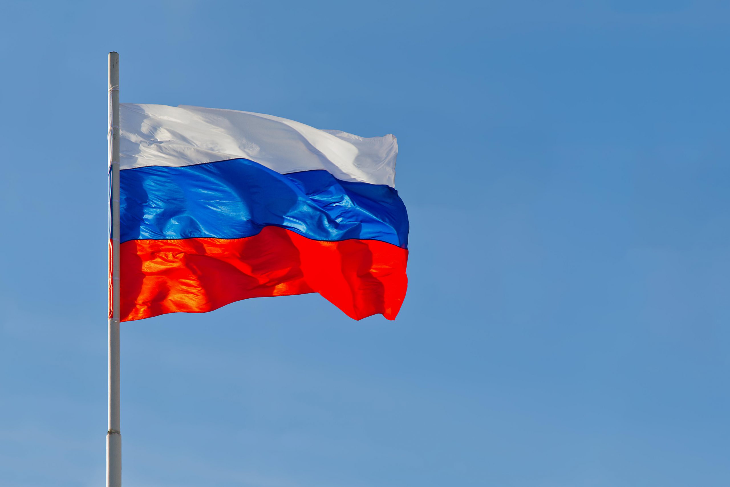 Russian flag is waving in front of blue sky — Центр спортивной подготовки  спортивных сборных команд Свердловской области